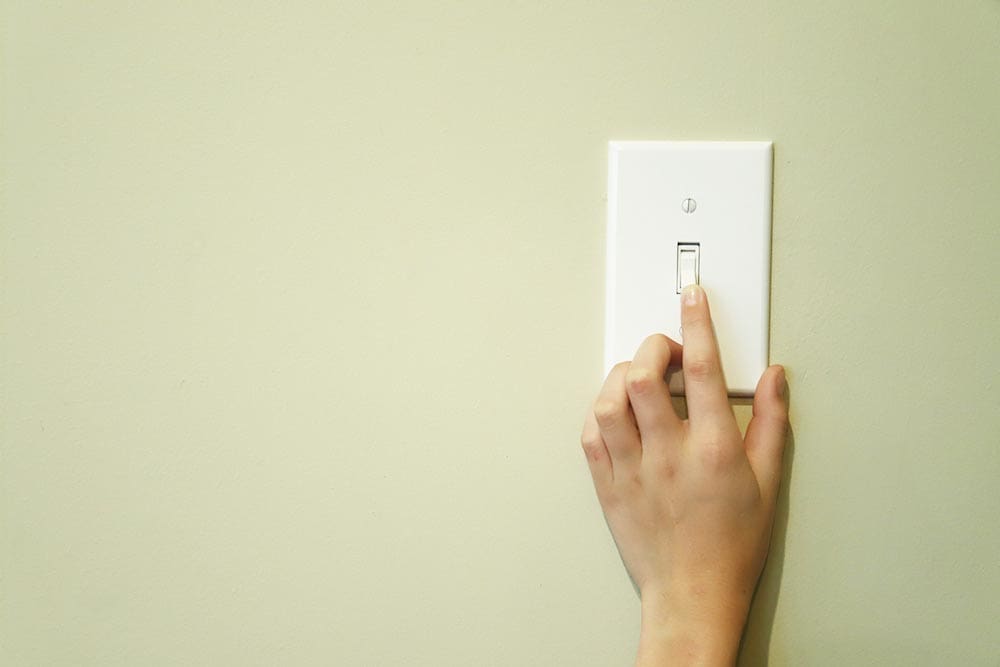 kort Slik svinge What to Do if Your Light Switch Makes a Crackling Sound When You Turn It On?  - Tann Electric